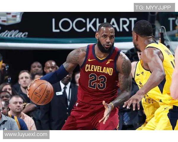 美国足球明星挑战篮球赛场展现全能运动员风采与激情对决 美国足球明星挑战篮球赛场展现全能运动员风采与激情对决