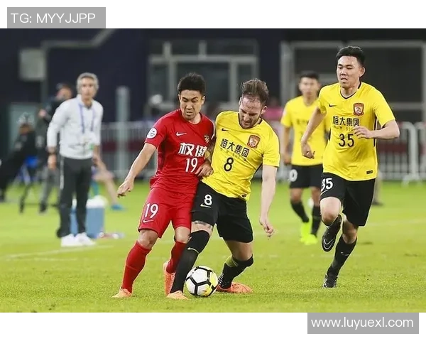 广州足球踢球热潮兴起球迷热情高涨推动本地足球发展